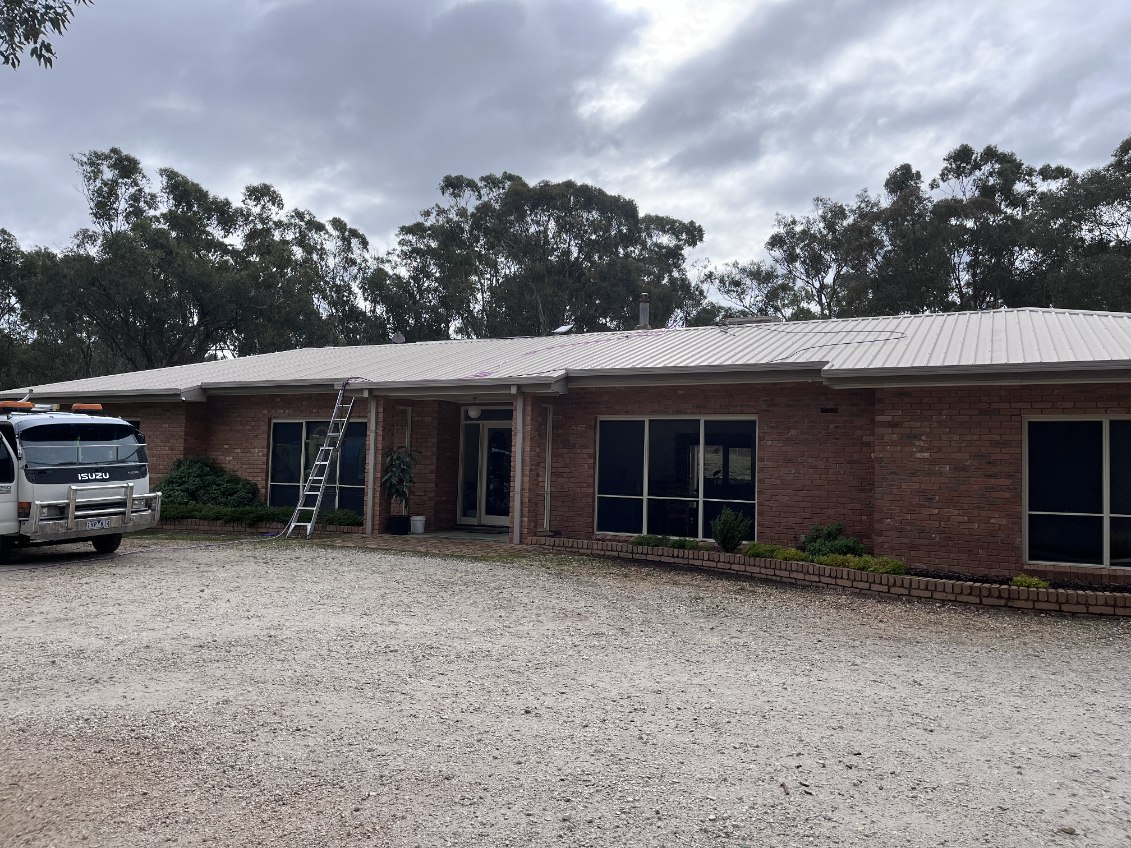 Roof and gutter clean Castlemaine - photo 3